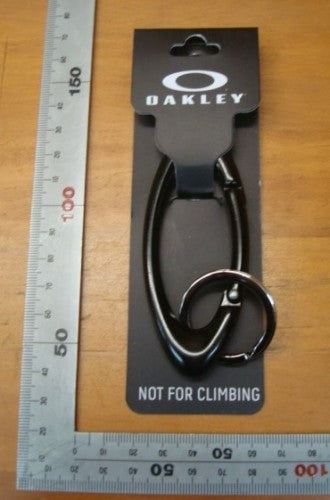 ESSENTIAL ICON CARABINER FOS900696（カラー：BLACKOUT 02E）