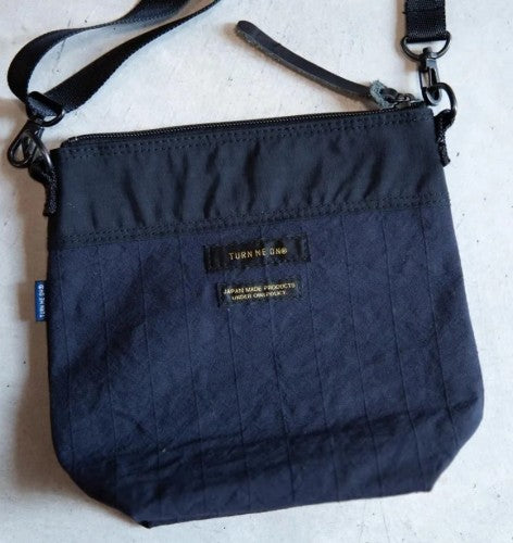 アウトポケットミニショルダー 525-330（カラー：NAVY/BLACK）