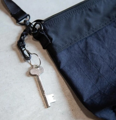 アウトポケットミニショルダー 525-330（カラー：NAVY/BLACK）