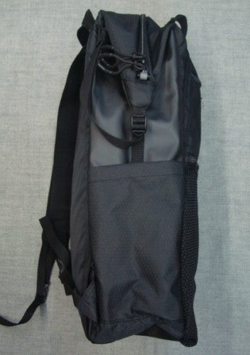ESSENTIAL DAY PACK S 4.0 FOS900236（カラー：BLACKOUT 02E）