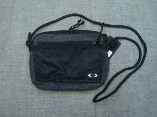 ESSENTIAL SHOULDER POUCH 4.0 FOS900235（カラー：BLACK HEATHER 00H）