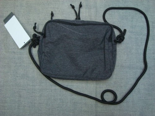 ESSENTIAL SHOULDER POUCH 4.0 FOS900235（カラー：BLACK HEATHER 00H）