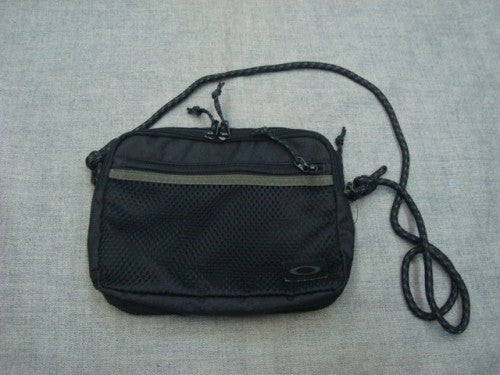ESSENTIAL SHOULDER POUCH 4.0 FOS900235（カラー：BLACKOUT 02E）