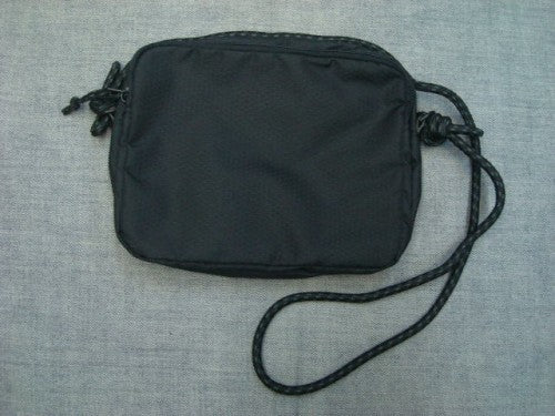 ESSENTIAL SHOULDER POUCH 4.0 FOS900235（カラー：BLACKOUT 02E）