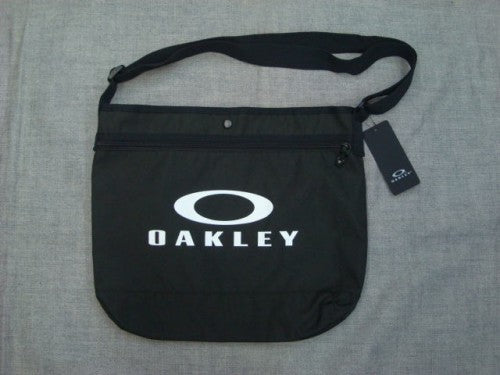 ESSENTIAL SMALL BAG 2.0 921646JP（カラー：BLACKOUT 02E）
