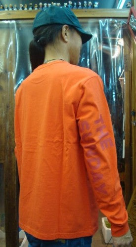ポケット L/S TEE袖プリント『THE SUNDAY』 121-424（カラー：RED）サイズ：M（日本サイズ）