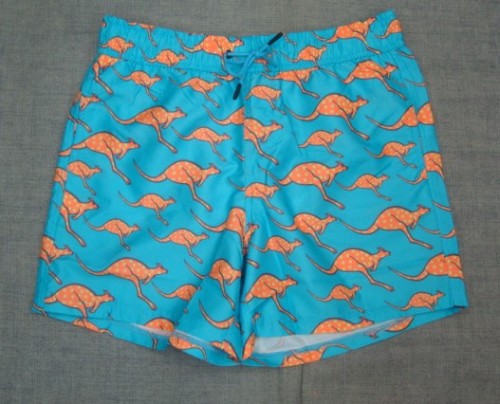 MEN SWIM SHORTS 00015747（カラー：5021 TURQ/ORANGE AOP）・・実物はもう少しトーン低い綺麗なブルーです！