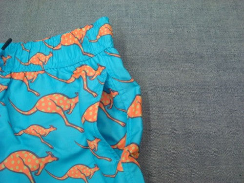 MEN SWIM SHORTS 00015747（カラー：5021 TURQ/ORANGE AOP）・・実物はもう少しトーン低い綺麗なブルーです！