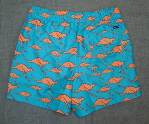 MEN SWIM SHORTS 00015747（カラー：5021 TURQ/ORANGE AOP）・・実物はもう少しトーン低い綺麗なブルーです！