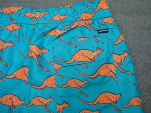 MEN SWIM SHORTS 00015747（カラー：5021 TURQ/ORANGE AOP）・・実物はもう少しトーン低い綺麗なブルーです！