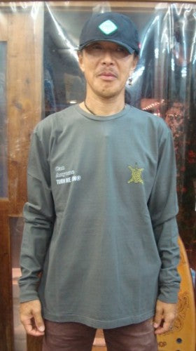 トラロゴ プリントL/S TEE 122-498（カラー：CHARCOAL）