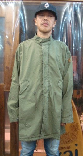 トラロゴ刺繍モッズコート 423-051（カラー：OLIVE）