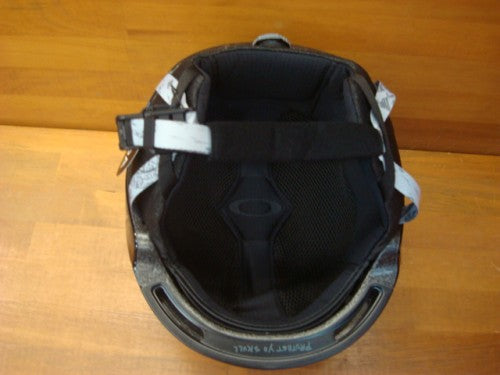 OAKLEY SNOW HELMET (オークリースノーヘルメット) Stale Sandbech Signature Series（ステールサンドベックシグネチャーシリーズ）MOD1 - ASIA FIT（エムオーディーワンアジアフィット） Lサイズ （61-65cm）99505A-11Z（カラー：Stale Sandbech Polished Black 11Z）