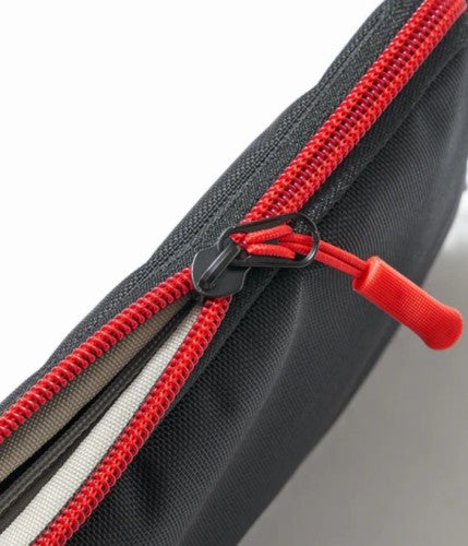 UTILITY PHONE SLING WOW（ユーティリティフォンスリングワオ）　（カラー：BLACK / RED）「WOW」とのコラボアイテム