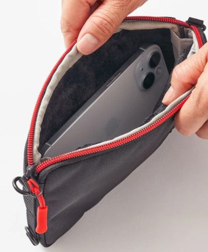 UTILITY PHONE SLING WOW（ユーティリティフォンスリングワオ）　（カラー：BLACK / RED）「WOW」とのコラボアイテム
