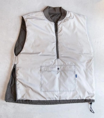 中綿リバーシブルベスト 425-069（カラー：OLIVE/SAND）