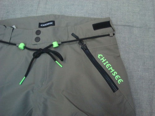 MEN SKI PANTS 00014247（カラー：18-0515 DUSTY OLIVE）