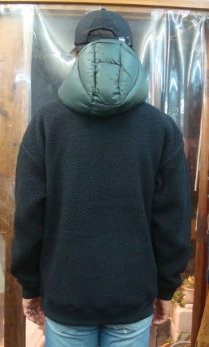 GUNNESBY（カラー：19-3911 BLACK BEAUTY）
