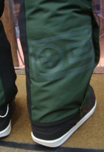 TAOS（カラー：19-0417 KOMBU GREEN）