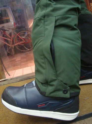 TAOS（カラー：19-0417 KOMBU GREEN）