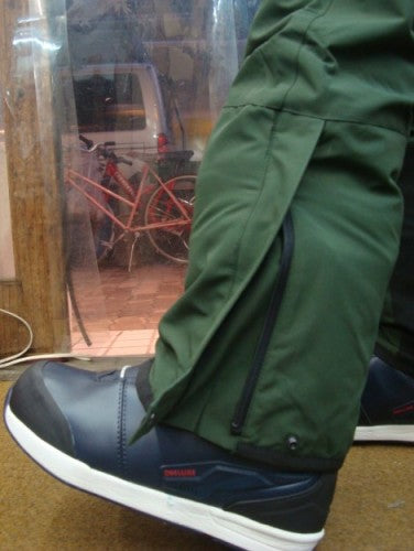 TAOS（カラー：19-0417 KOMBU GREEN）