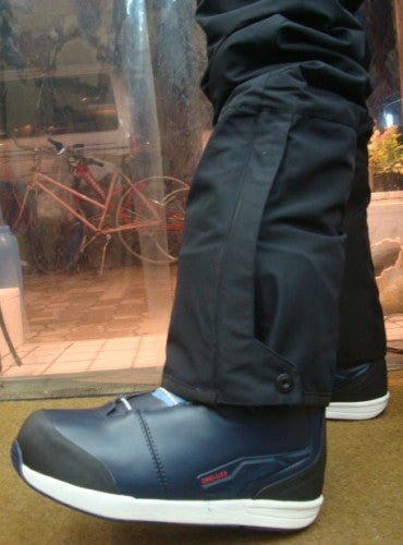 TAOS（カラー：19-3911 BLACK BEAUTY）