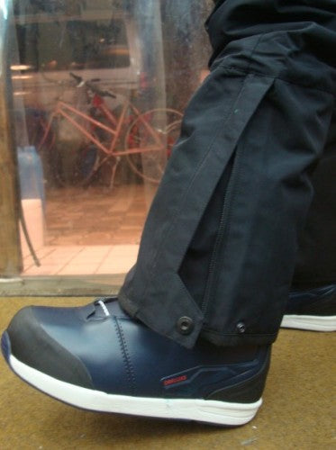 TAOS（カラー：19-3911 BLACK BEAUTY）