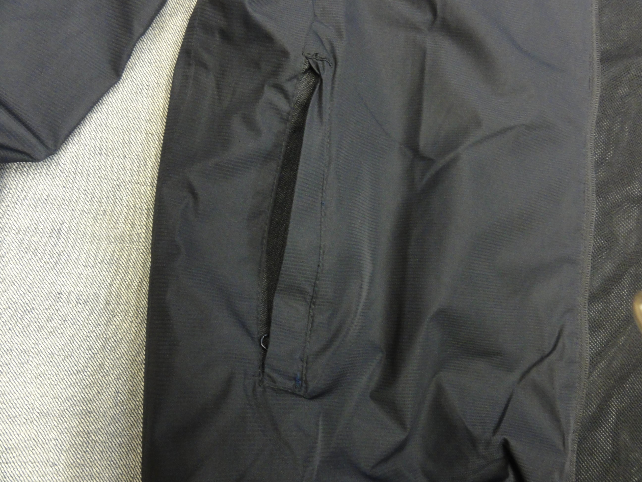 MEN PACKABLE RAIN JACKET 00016853（カラー：19-3911 BLACK BEAUTY）