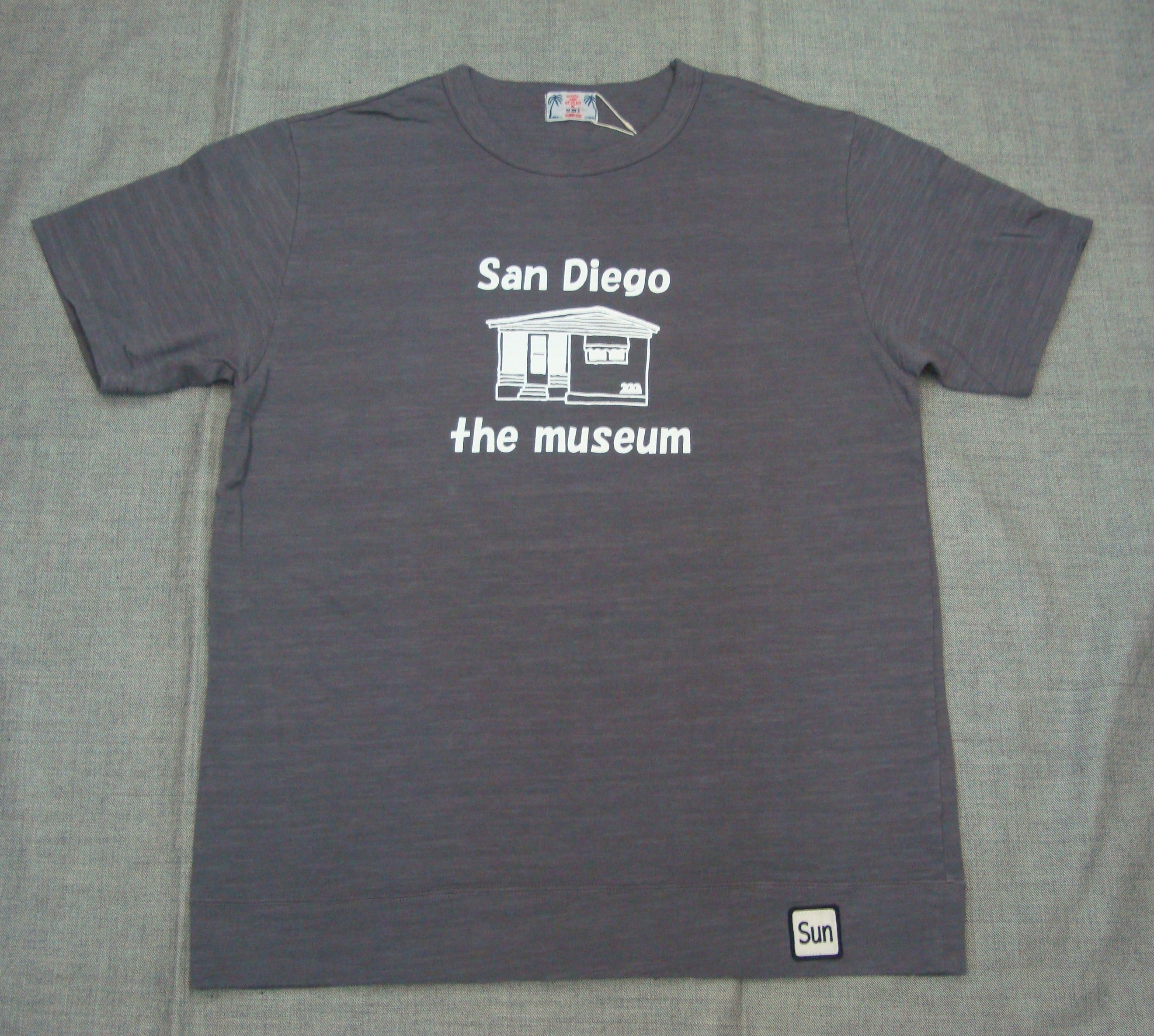 San diego the museum Y-1098C（カラー：チャコールグレー）サイズ：M（日本サイズ）