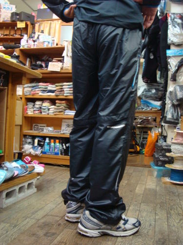 ACCELERATOR WIND PANT 2.3 429287JP（カラー：JET BLACK 01K）