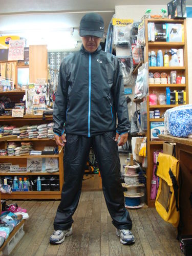 ACCELERATOR WIND PANT 2.3 429287JP（カラー：JET BLACK 01K）