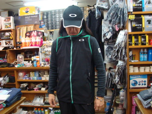 ACCELERATOR WIND HOODY VEST 2.0 419237JP（カラー：BLACK/GREEN 063）サイズ：M（日本サイズ）