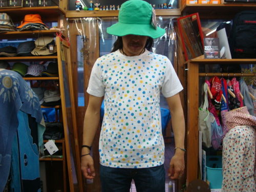 フロントランダム3色ドット S/S TEE Y-0359C（カラー：オフ）サイズ：L（日本サイズ）
