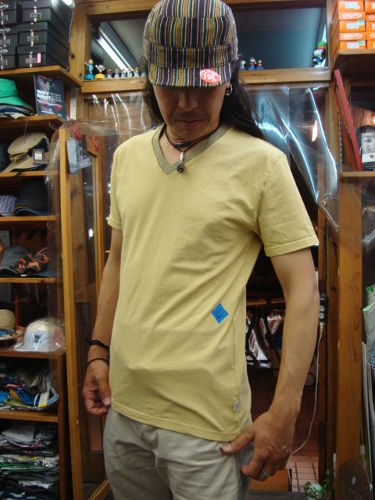 Vネック S/S Tシャツ 113-084（カラー：MUSTARD）サイズ：M（日本サイズ）