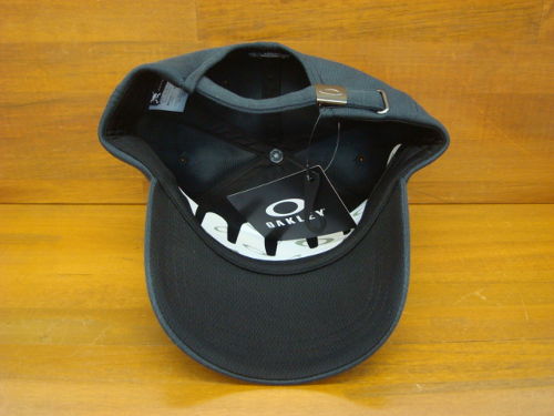 UNEVEN TECHNICAL FLEECE CAP 911900JP（カラー：BLACKOUT 02E】