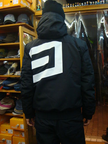 BEAVER CREEK（カラー：19-3911 DEEP BLACK）