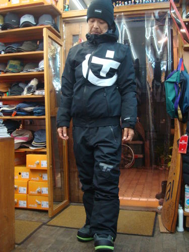 BEAVER CREEK（カラー：19-3911 DEEP BLACK）