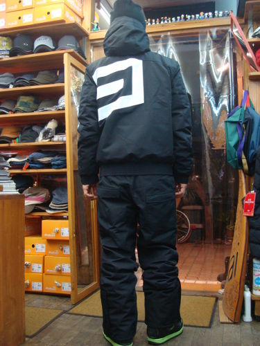 BEAVER CREEK（カラー：19-3911 DEEP BLACK）