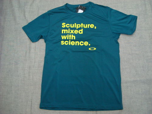 ENHANCE SLANT MESSAGE TEE 9.0 457852JP（カラー：PETROL 9PE）