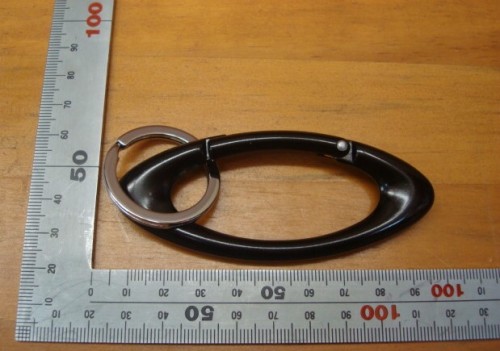 ESSENTIAL ICON CARABINER FOS900696（カラー：BLACKOUT 02E）