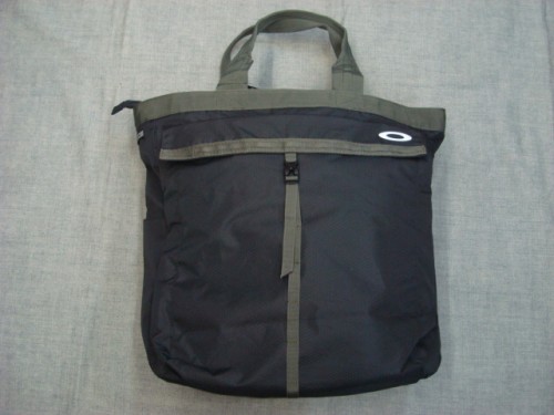 ESSENTIAL TOTE 4.0 FOS900238（カラー：BLACKOUT 02E）