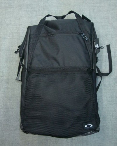 ESSENTIAL DAY PACK S 4.0 FOS900236（カラー：BLACKOUT 02E）