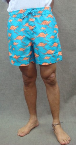 MEN SWIM SHORTS 00015747（カラー：5021 TURQ/ORANGE AOP）・・実物はもう少しトーン低い綺麗なブルーです！