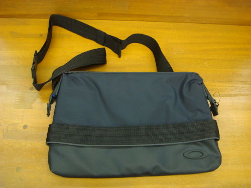 ESSENTIAL-S SLING 921153JP（カラー：BLACKOUT 02E）
